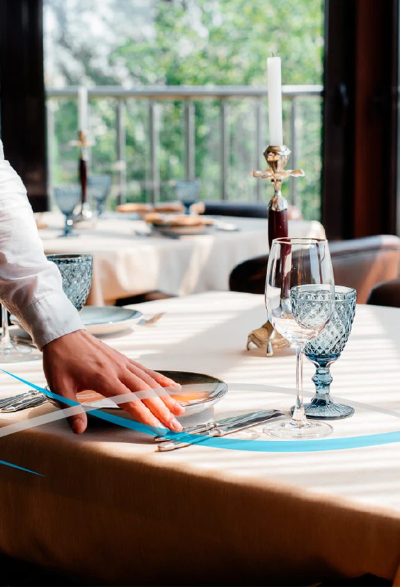 Un restaurante preparado para recibir a sus clientes